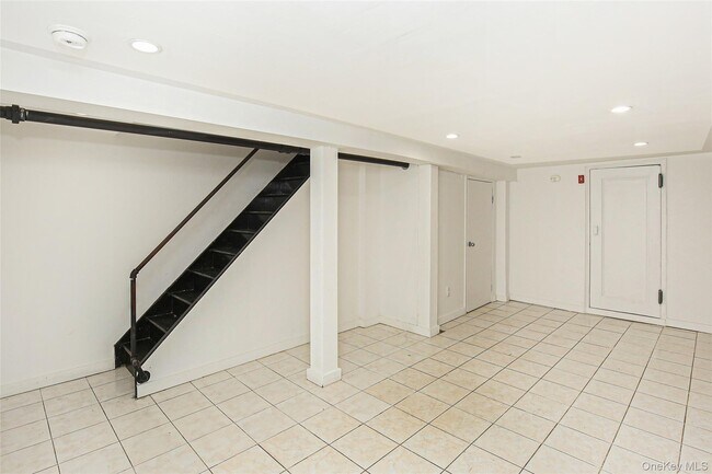 Building Photo - 221 Howard Ave