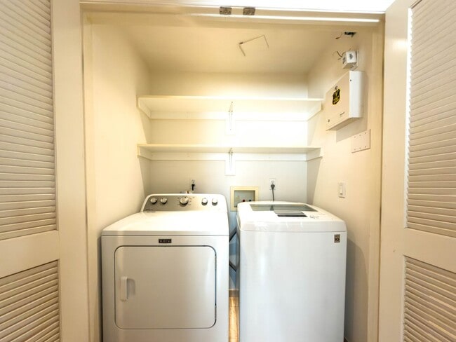 Building Photo - Spacious 3BR Condo with Luxury Finishes in Brentwood!