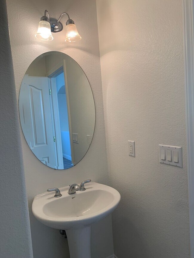 Building Photo - MOVE IN SPECIAL!!!  $500 OFF 1ST MO. RENT*