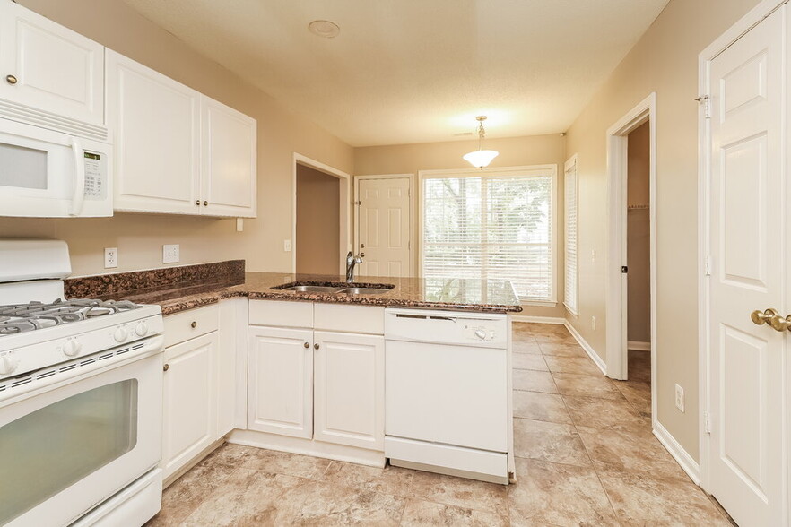 Building Photo - 6020 Skyline Dr