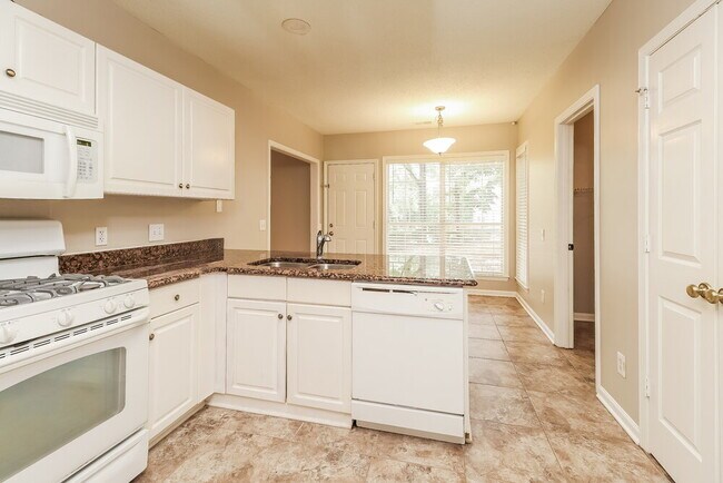 Building Photo - 6020 Skyline Dr