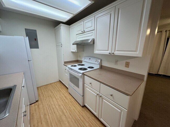Building Photo - Royal Palm (Waipio) - Upstairs 2 bedrooms,...