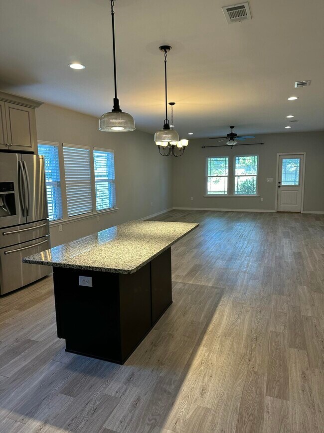 Building Photo - 202 Spencer Pl