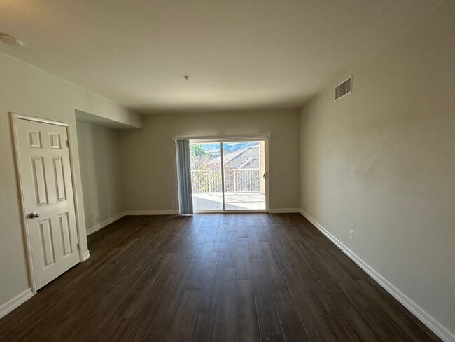 Building Photo - Temecula PKwy. 1 Bedroom, 1 Bath Condo with Garage