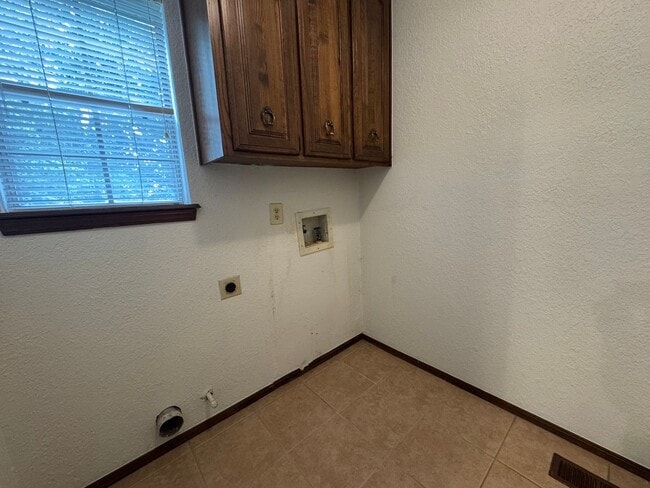 Building Photo - Gorgeous 3 bedroom 2.5 bathroom Duplex home!