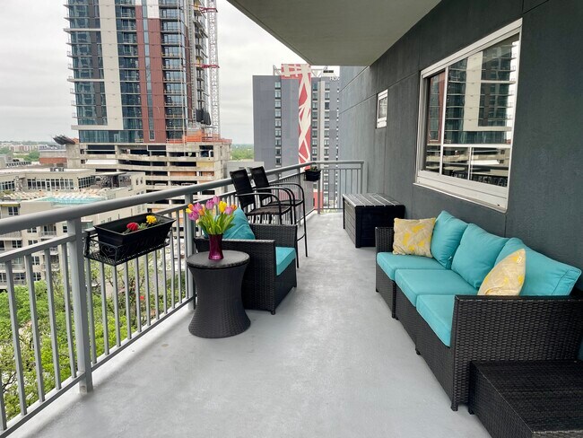 Balcony - 603 Davis St