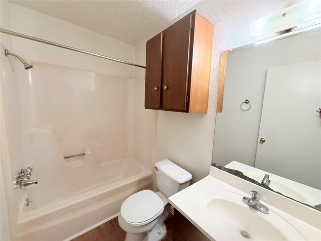 Building Photo - 10904 Meadgreen Ct