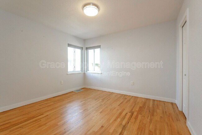 Building Photo - 322 N Raleigh St