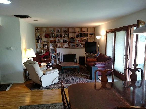 Building Photo - "Welcome Home: Spacious 3-Bedroom Oasis with 2 Full Baths on Dakota St NE!"