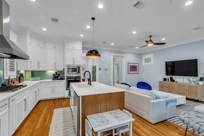 Building Photo - 340 W 17th St