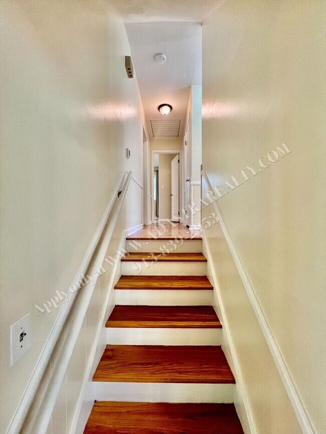 Building Photo - Lovely Home In Nall Hills-Available in AUGUST!