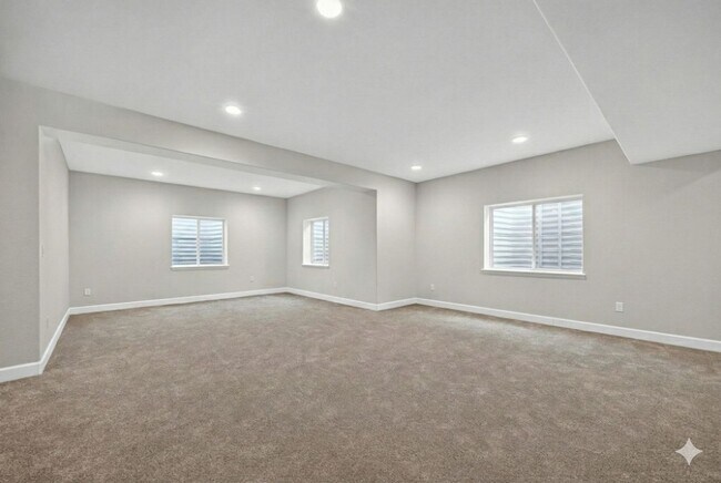 Building Photo - 590 Pikes View Dr