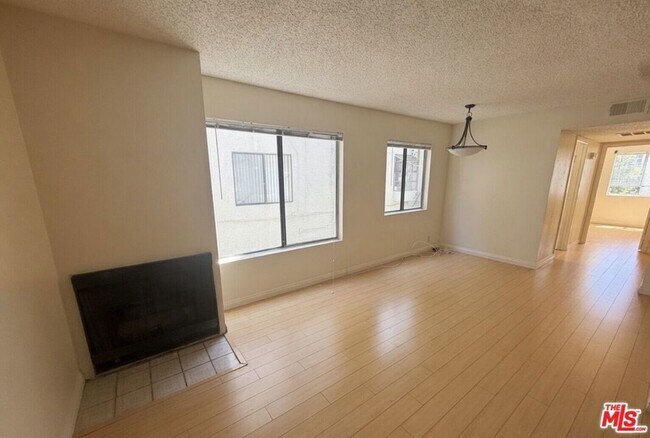 Building Photo - 13406 Moorpark St