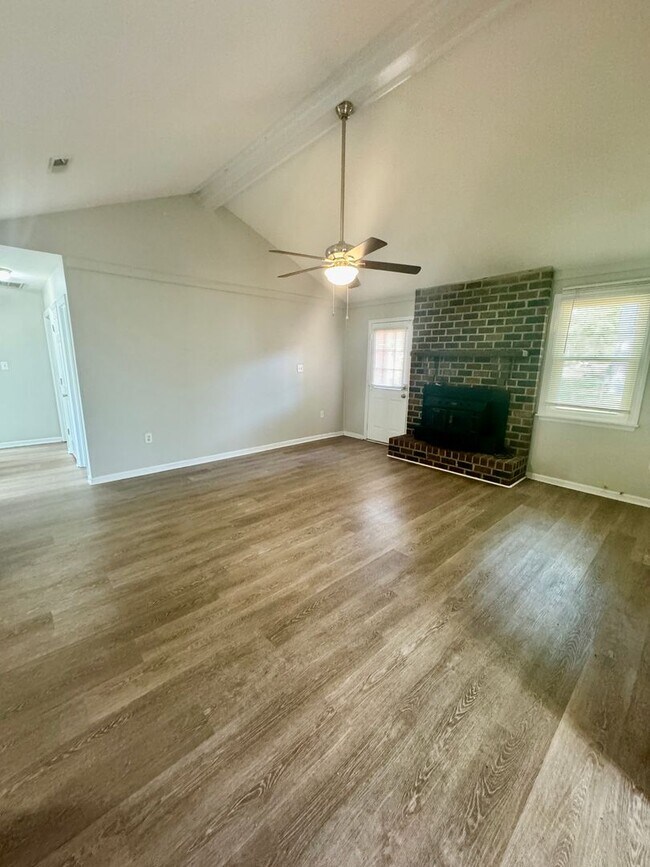 Building Photo - Charming three bedroom, two bathroom home in North Charleston!