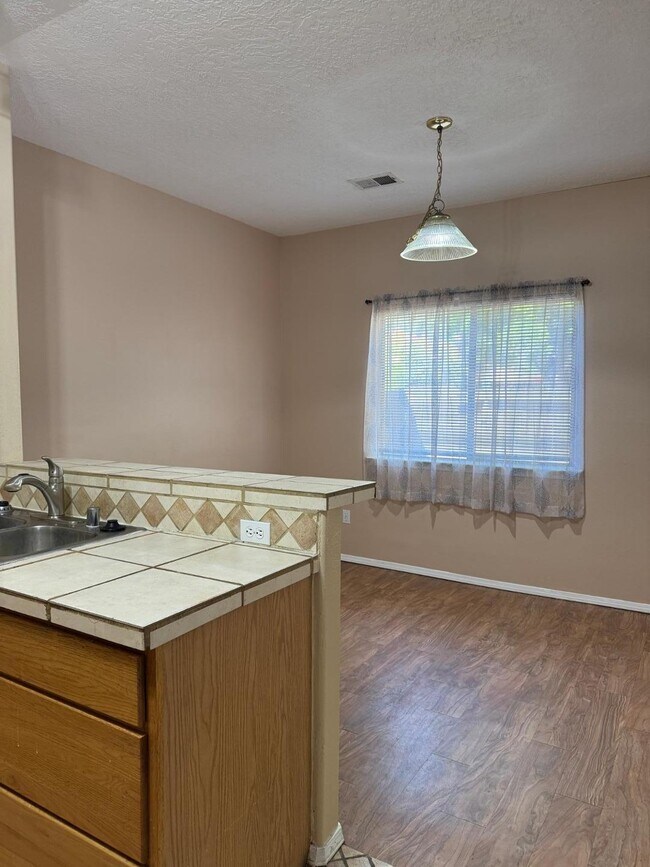 Building Photo - 256 Glenridge Park Ln NE