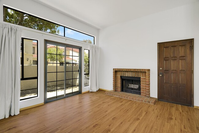 Building Photo - Beautiful 3 bedroom 2.5 bath townhouse across the street from Lake Murray