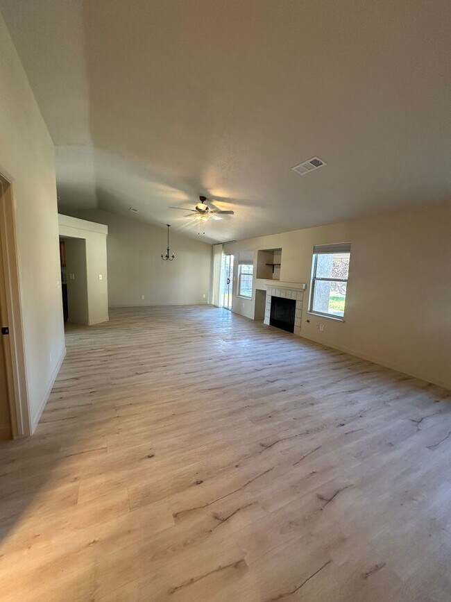 Building Photo - Remodeled 3 bedroom 2 bathroom home locate...