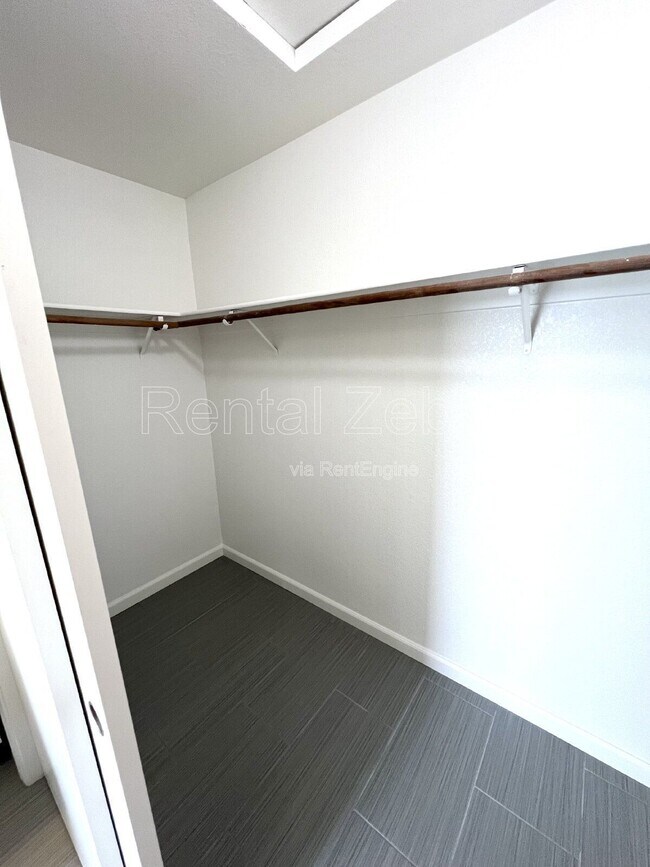 Building Photo - 1620 Sungate Dr