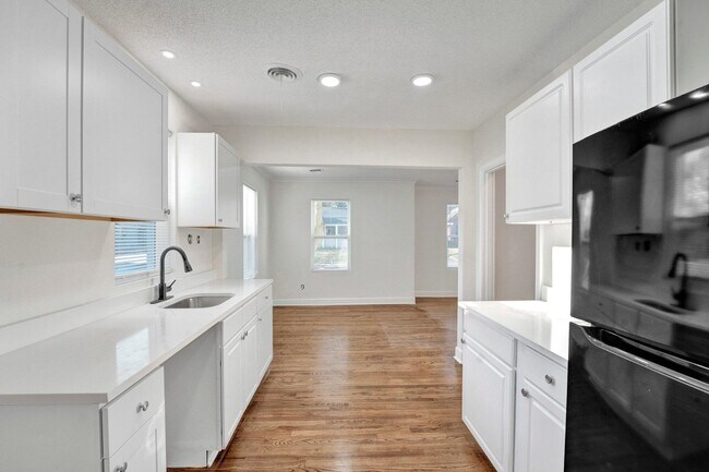 Building Photo - 3780 Shirlwood Ave