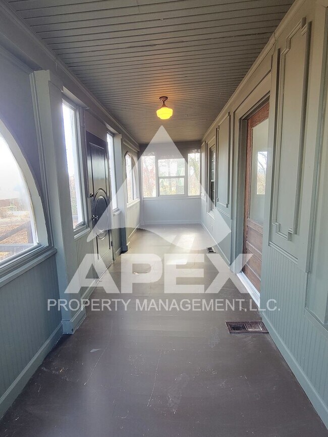 Building Photo - Charming 3Bd/2 Ba Renovated Craftsman Style Home in the Heart of Alcoa!