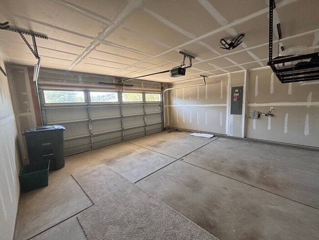 Building Photo - Spacious 5-Bedroom Home in Dillon Lakes