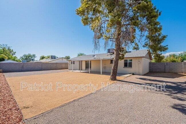 Building Photo - 1609 W Voltaire Ave