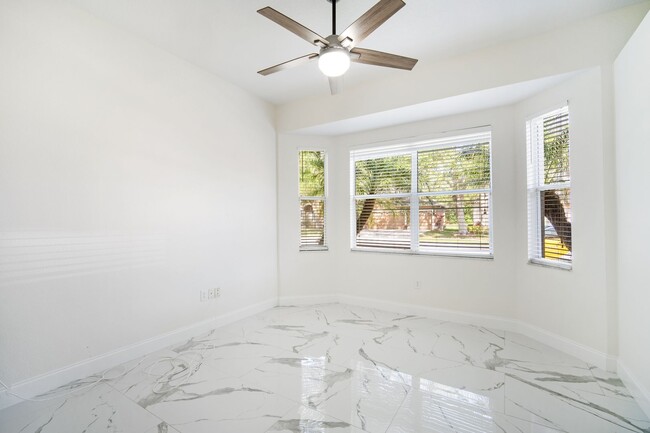Building Photo - Enjoy the luxury living in Kingshyre, a hi...