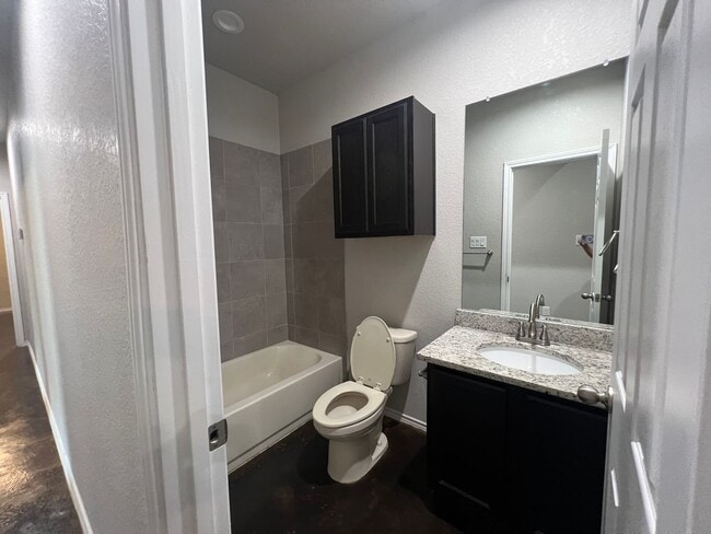 Building Photo - Luxury 3/2Duplex in Seguin, TX