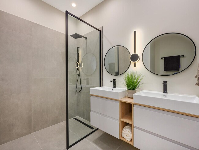 Building Photo - 6336 W Belmont Ave