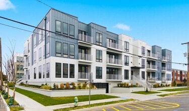 Building Photo - 215 2nd Ave