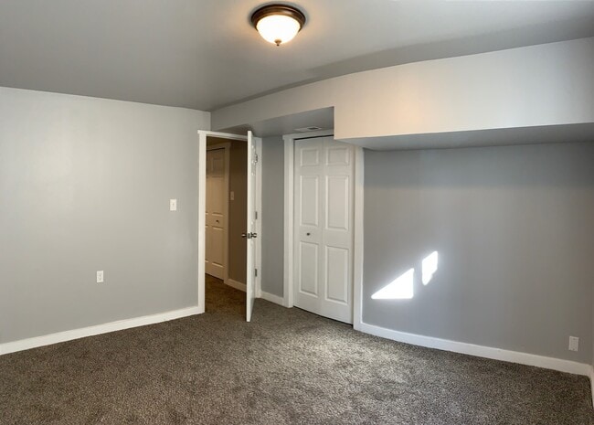 Building Photo - Spacious 5 Bedroom Home