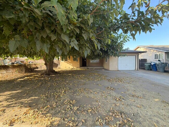 Building Photo - 4683 E Thomas Ave