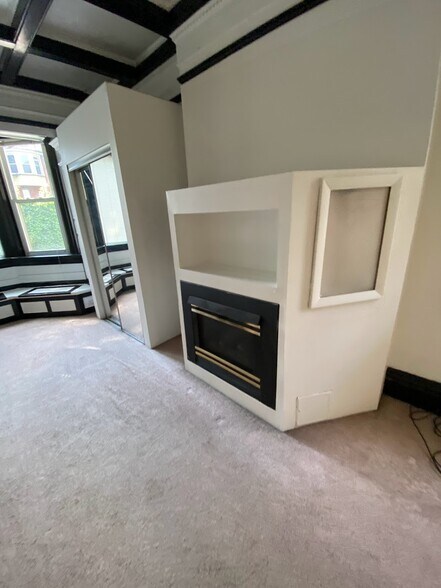 Building Photo - 370 S Negley Ave