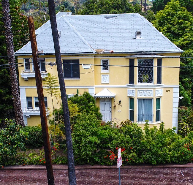 Clover on Carlton - Building Exterior - Hayden on Hollywood (7407)