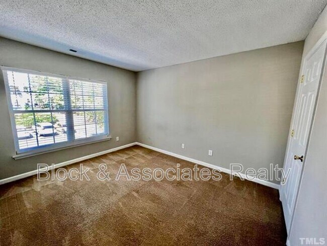Building Photo - 412 Canyon Lake Cir
