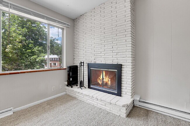 Building Photo - $1,995 - 3 Bed, 1 Bath Duplex Unit in Litt...