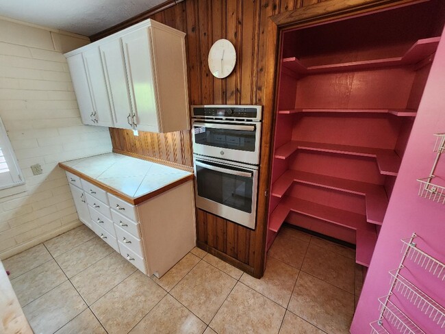 Building Photo - 2006 Hill St