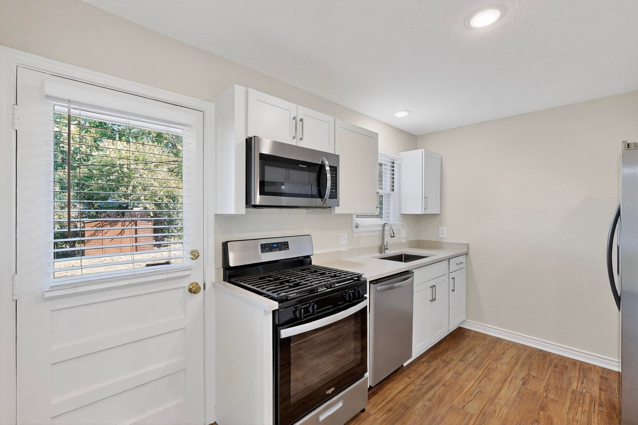 Building Photo - 2207 Housley Dr