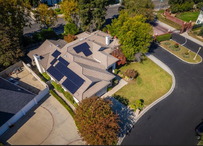 Building Photo - 585 E Chesapeake Cir