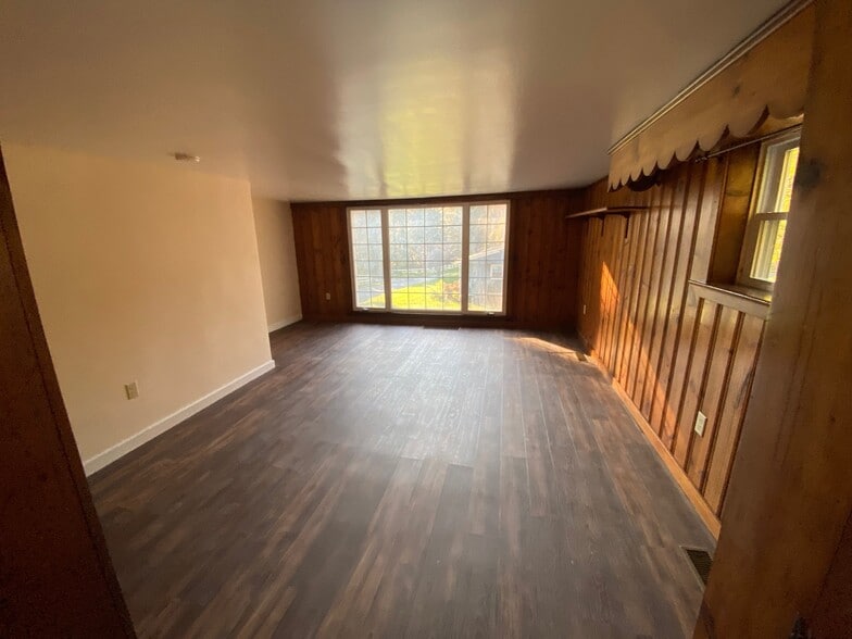 Building Photo - 7356 River Rd