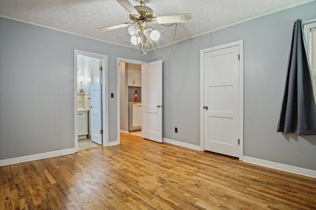 Building Photo - 433 Showalter Dr