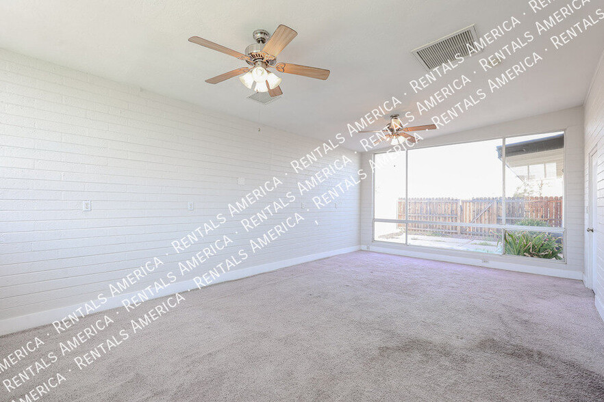 Building Photo - 2110 W Greenbriar Dr