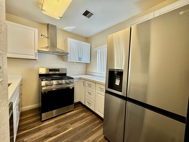 Building Photo - AVAILABLE NOW! Recently Renovated 2 Bed / ...