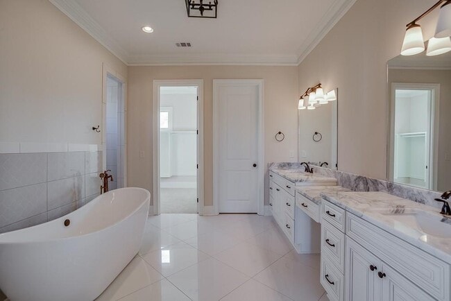 Building Photo - 5869 Chickasaw Ln