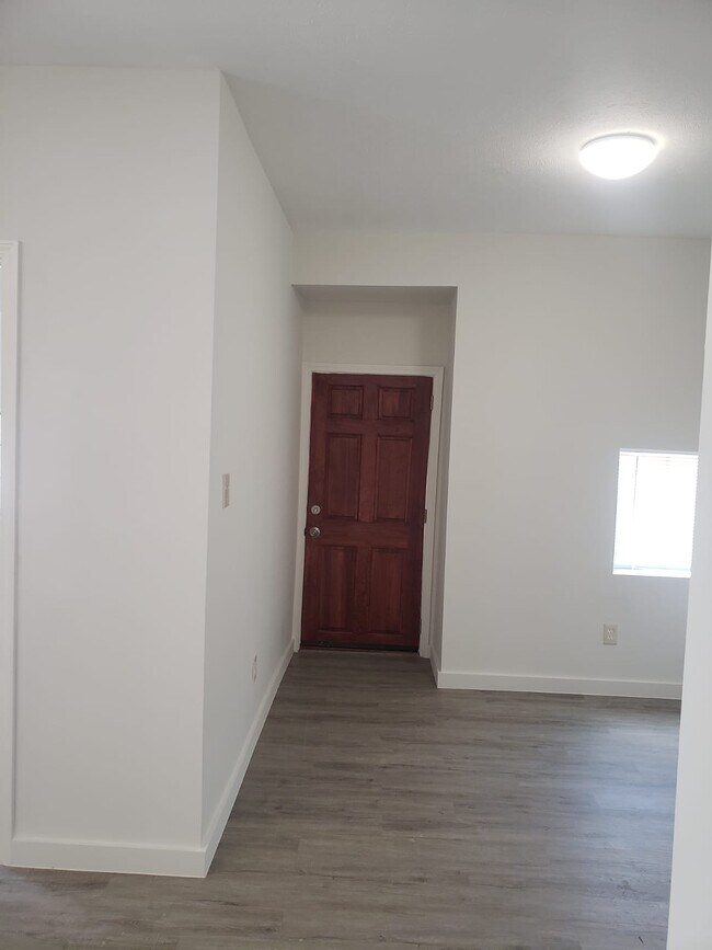 Building Photo - 910 Adele St
