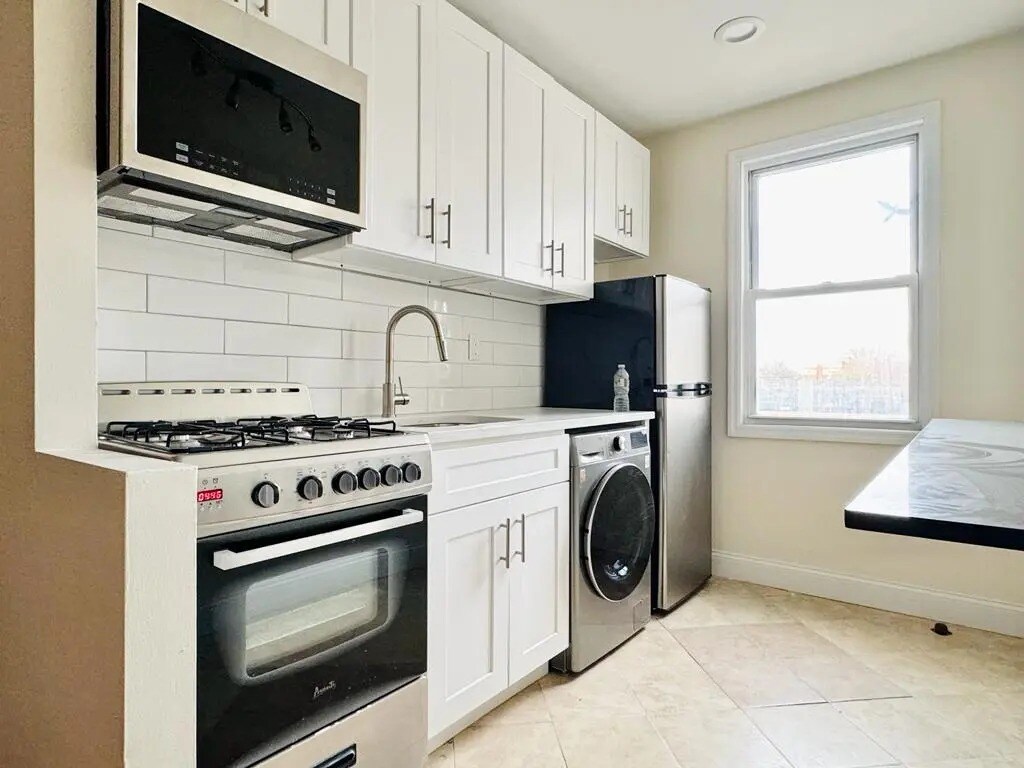 Building Photo - Furnished room/NOT APARTMENT