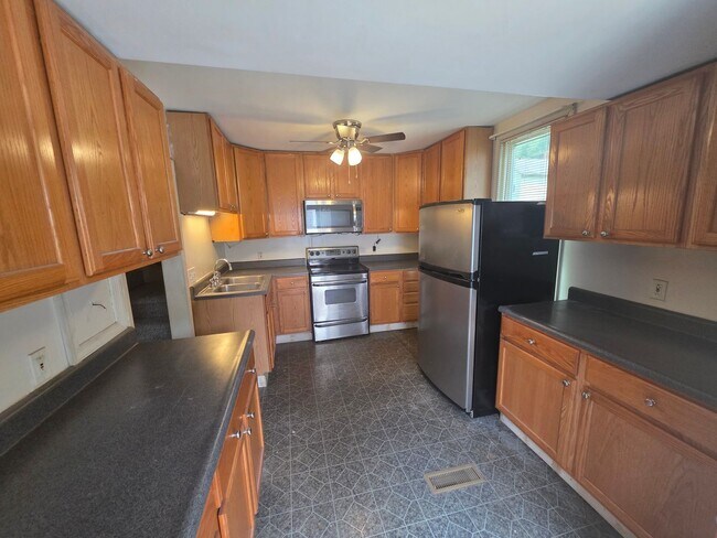 Building Photo - 2-bedroom, 1-bath home in New Brighton