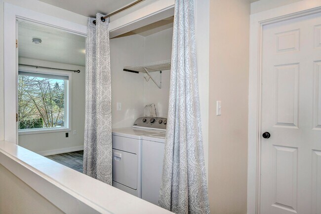 Building Photo - 2 bed, 1.5 bath in Seattle