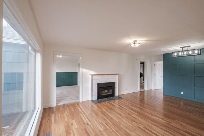 Building Photo - Charming 3-Bed 2 Bath Home with Spectacula...