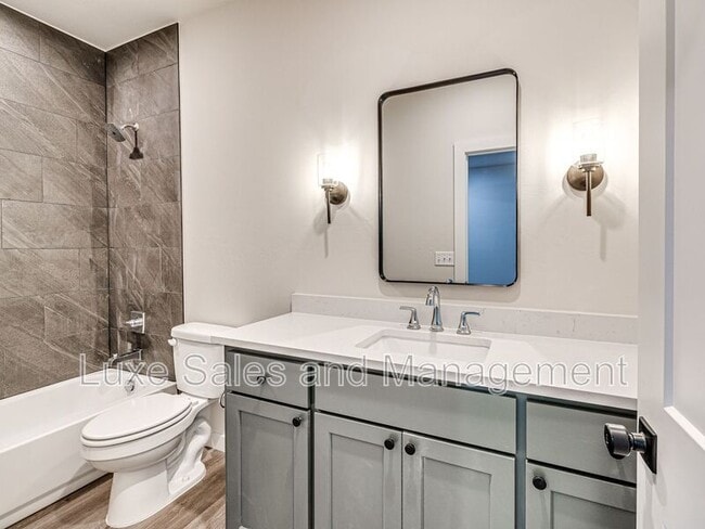 Building Photo - 606 W 2nd St